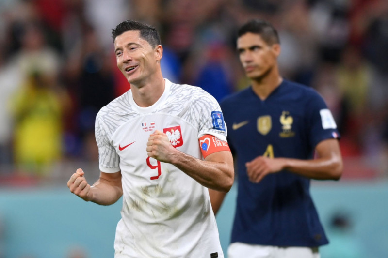 فرحة ليفاندوفسكي بهدفه في شباك فرنسا رغم الخسارة (3-1) فرحة ليفاندوفسكي بهدفه في شباك فرنسا رغم الخسارة (3-1)