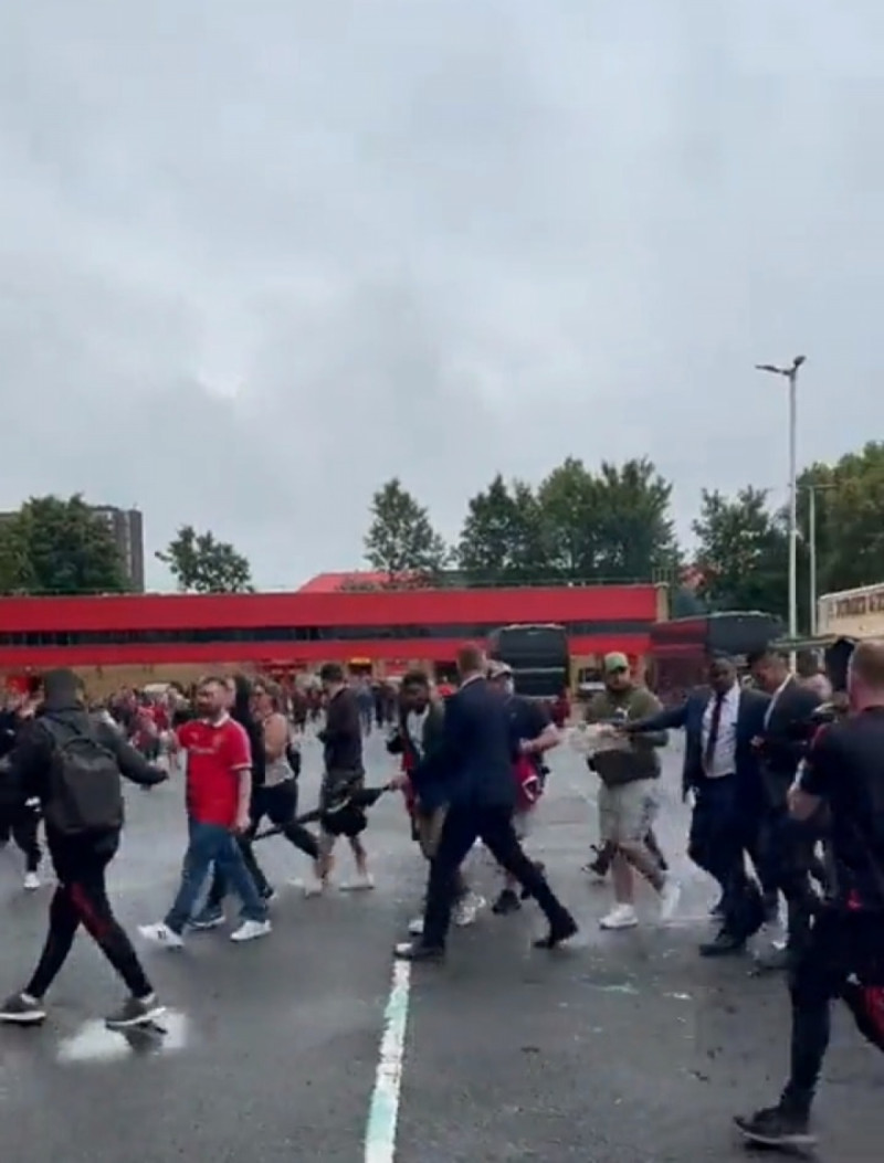 كاسيميرو يصل ملعب أولد ترافورد كاسيميرو يصل ملعب أولد ترافورد