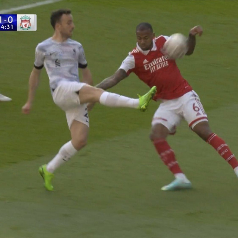 لمسة يد ضد مدافع أرسنال