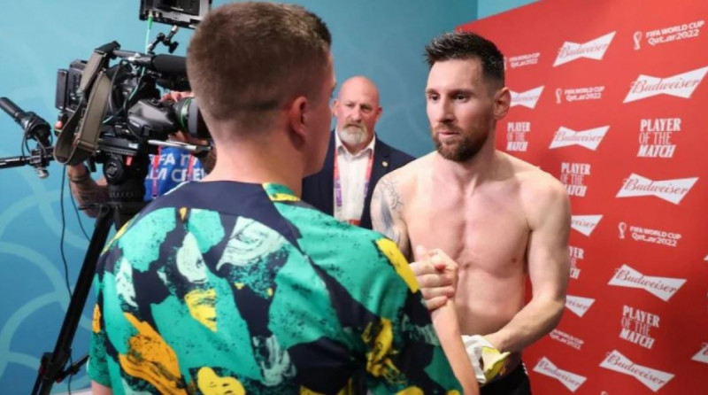 ميسي ولاعب أستراليا