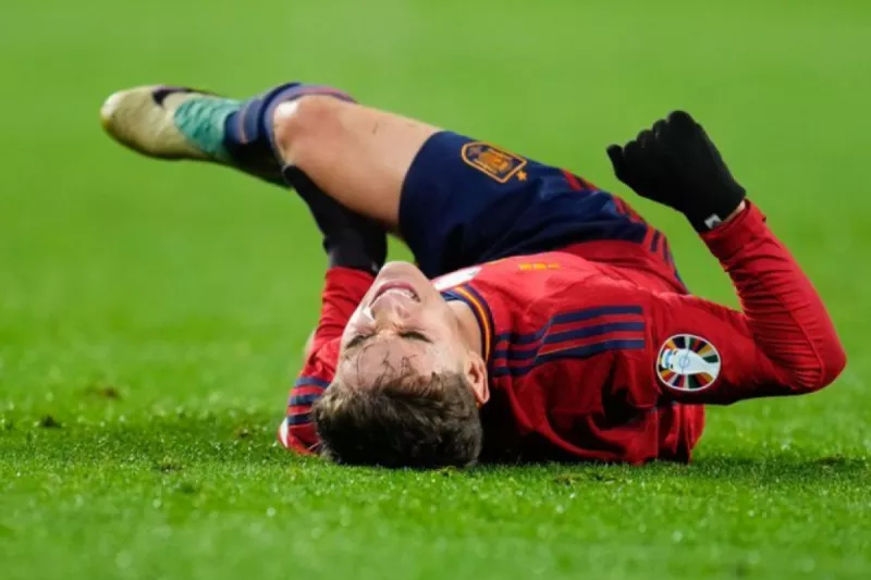 إصابة بابلو جافي لاعب وسط برشلونة رفقة منتخب إسبانيا بقطع في الرباط الصليبي للركبة. إصابة بابلو جافي لاعب وسط برشلونة رفقة منتخب إسبانيا بقطع في الرباط الصليبي للركبة.