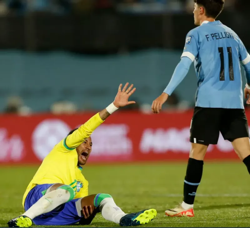 إصابة نيمار بقطع في الرباط الصليبي للركبة خلال مباراة المنتخب البرازيلي ضد أوروجواي في تصفيات كأس العالم. إصابة نيمار بقطع في الرباط الصليبي للركبة خلال مباراة المنتخب البرازيلي ضد أوروجواي في تصفيات كأس العالم.