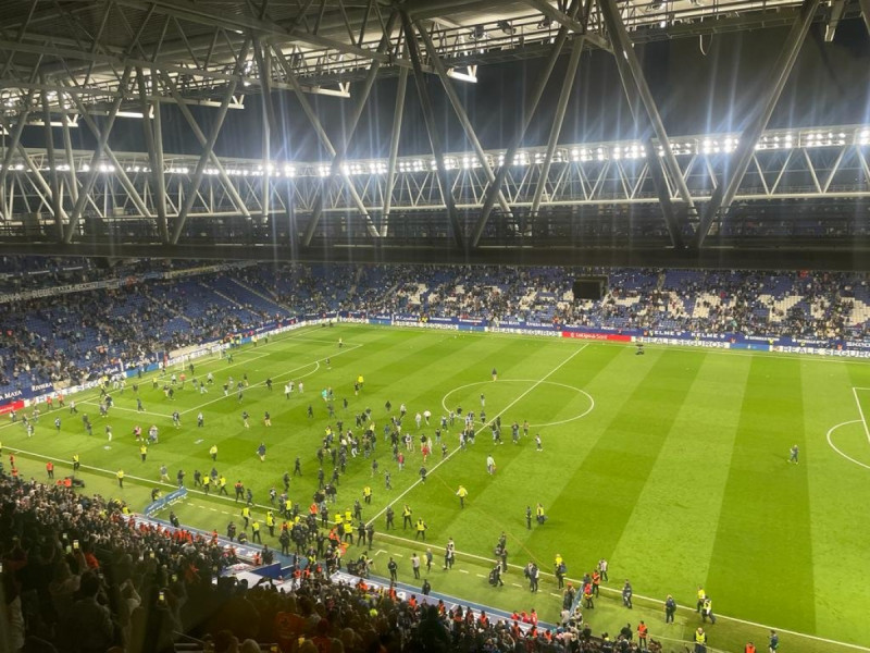 اقتحام جماهير إسبانيول لملعب اللقاء