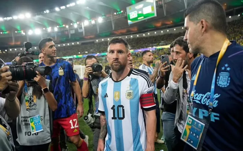 انسحاب ليونيل ميسي من لقاء البرازيل والأرجنتين في تصفيات كأس العالم 2026 بسبب اعتداءات الشرطة البرازيلية على مشجعي بلاده في ملعب ماراكانا. انسحاب ليونيل ميسي من لقاء البرازيل والأرجنتين في تصفيات كأس العالم 2026 بسبب اعتداءات الشرطة البرازيلية على مشجعي بلاده في ملعب ماراكانا.
