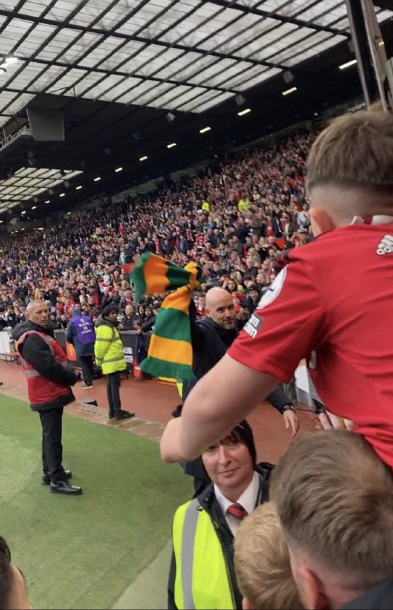 تين هاج يلوح بوشاح الرحيل تين هاج يلوح بوشاح الرحيل