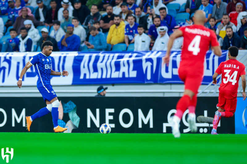جماهير شباب الأهلي دبي تهاجم مدافع الهلال علي البليهي