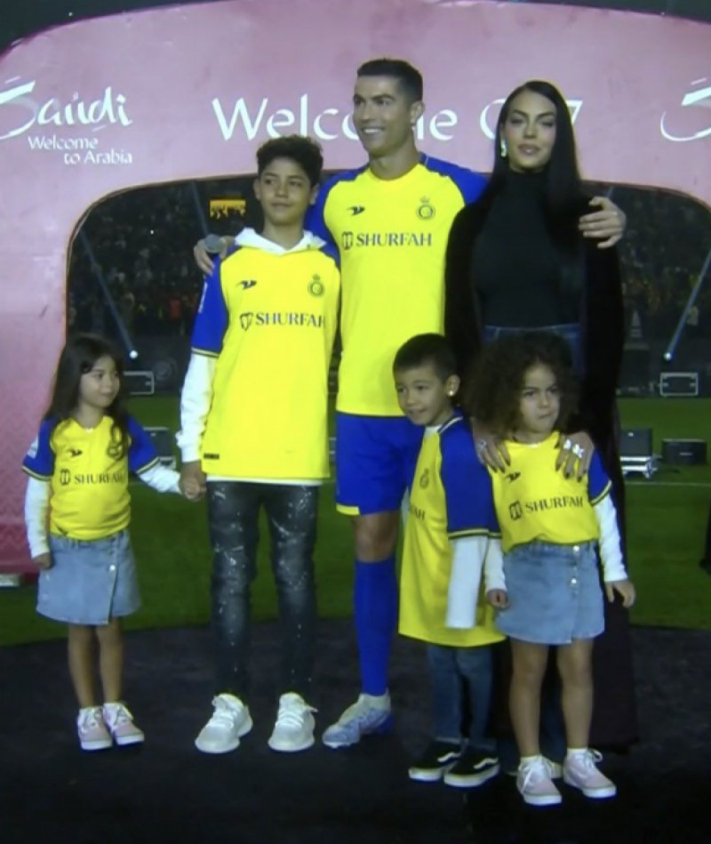 رونالدو رفقة عائلته أثناء تقديمه