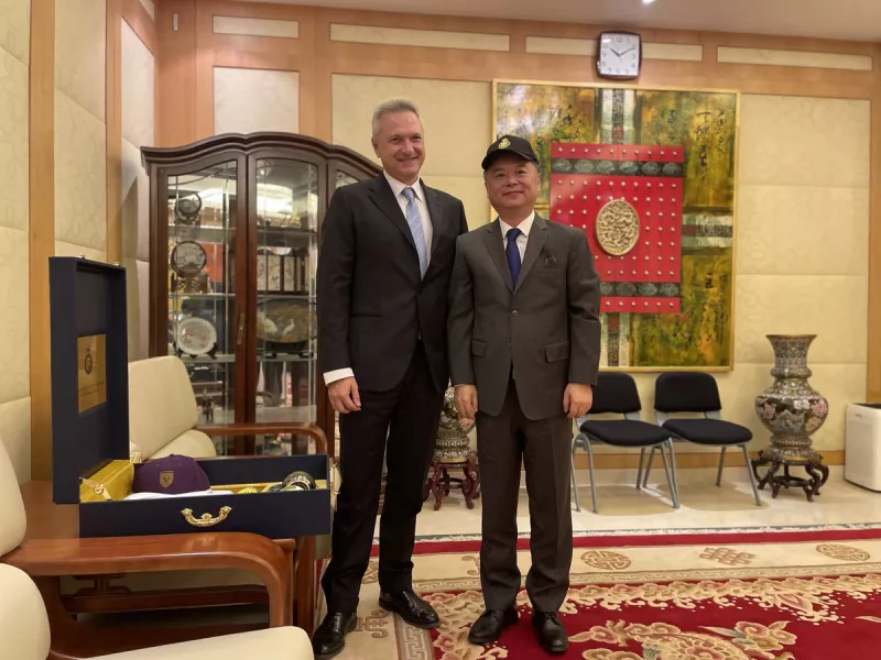 سفير الصين والرئيس التنفيدي بنادي النصر جويدو فينجا