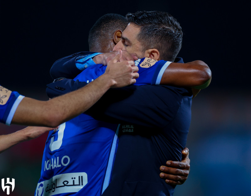 عناق الهلال