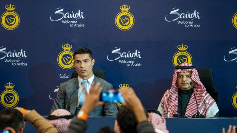 كريستيانو رونالدو رفقة مسلي آل معمر رئيس النصر في المؤتمر الصحفي