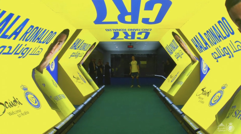 كريستيانو رونالدو قبل دخوله لملعب مرسول بارك