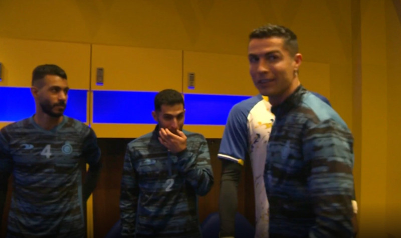 كريستيانو رونالدو من غرفة خلع الملابس قبل الدخول لملعب مرسول بارك