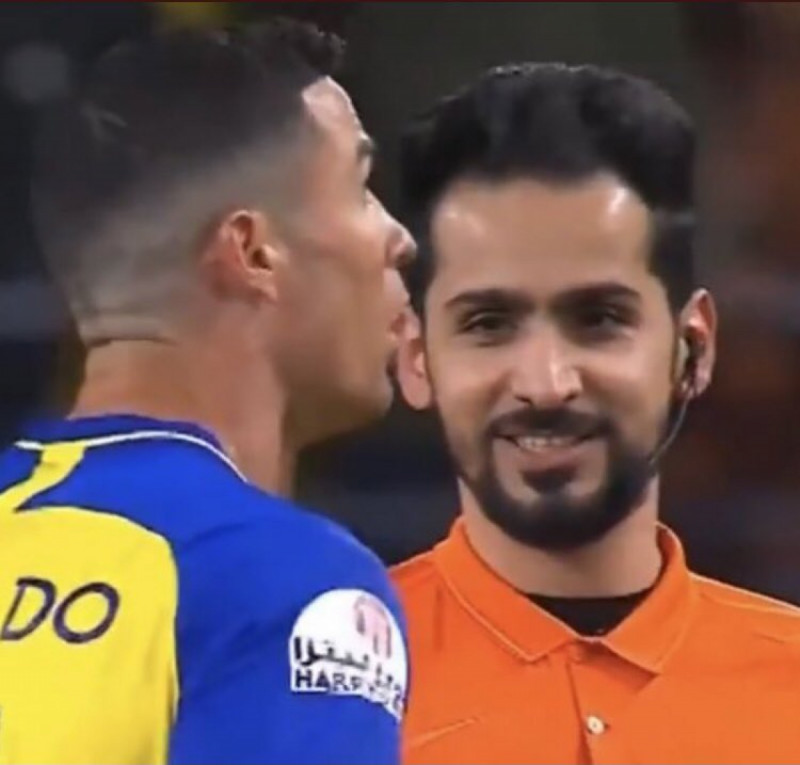 كريستيانو رونالدو وحكم مباراة التعاون