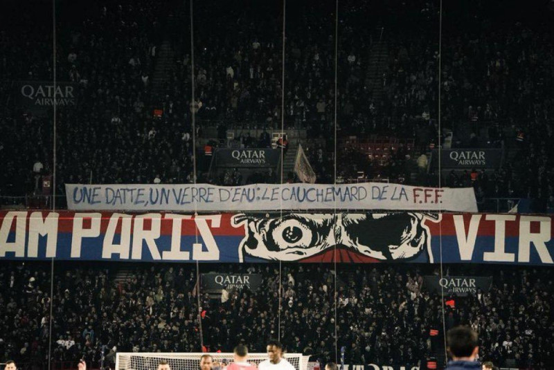 لافتات جمهور باريس ضد قرار الاتحاد الفرنسي