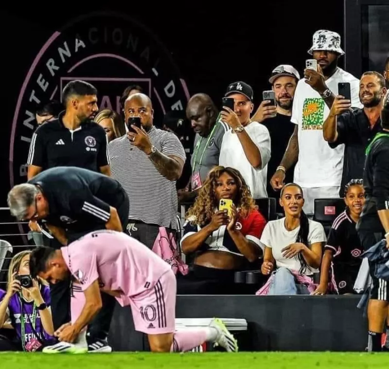 ليونيل ميسي يحظى باهتمام مشاهير المجتمع الأمريكي في أولى مبارياته مع إنتر ميامي. ليونيل ميسي يحظى باهتمام مشاهير المجتمع الأمريكي في أولى مبارياته مع إنتر ميامي.