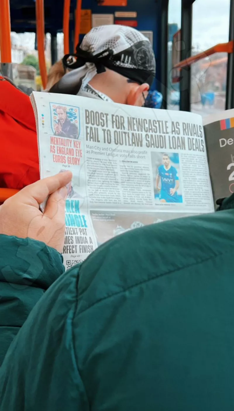 مشجع إنجليزي يقرأ خبر نيفيز