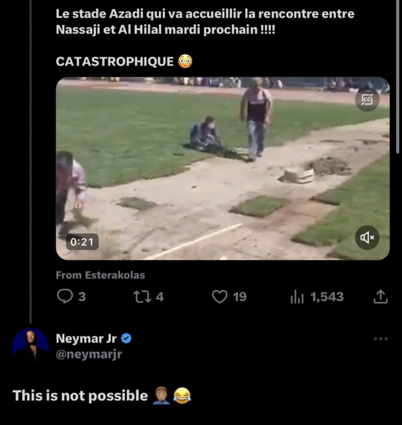 نيمار يعلق على أرضية الملعب