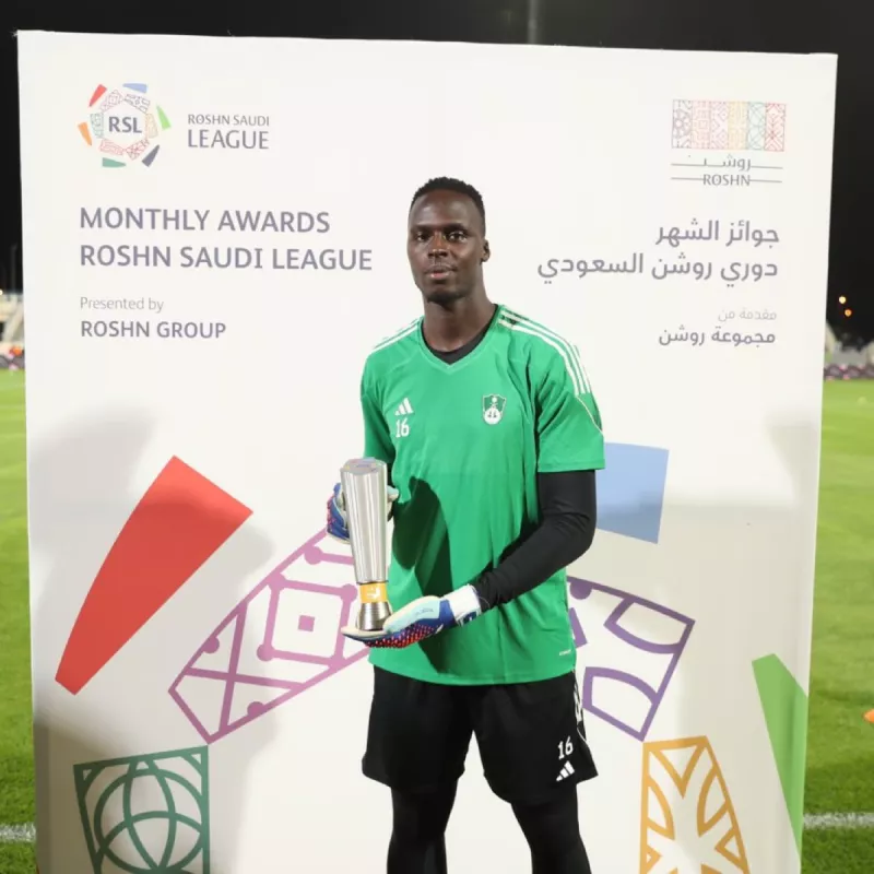 إدوارد ميندي ميندي يتسلم جائزة الأفضل في دوري روشن