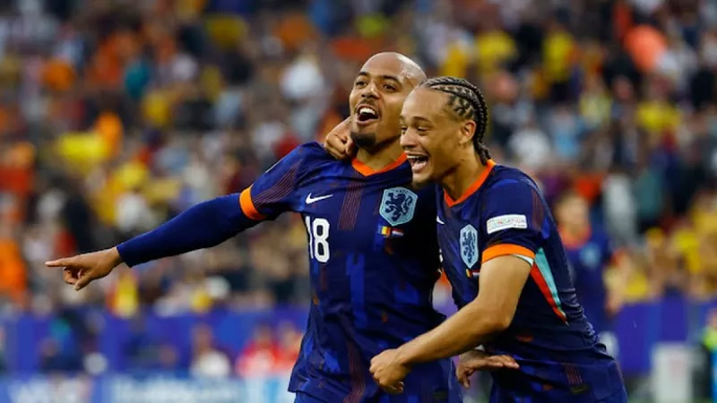 احتفال نجوم هولندا بالهدف الثاني ضد رومانيا