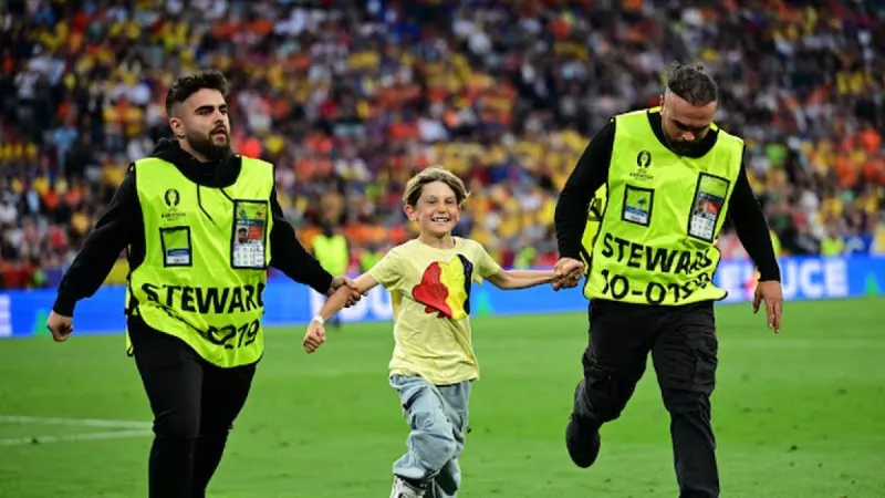 اقتحام طفل صغير لملعب المباراة بين هولندا ورومانيا