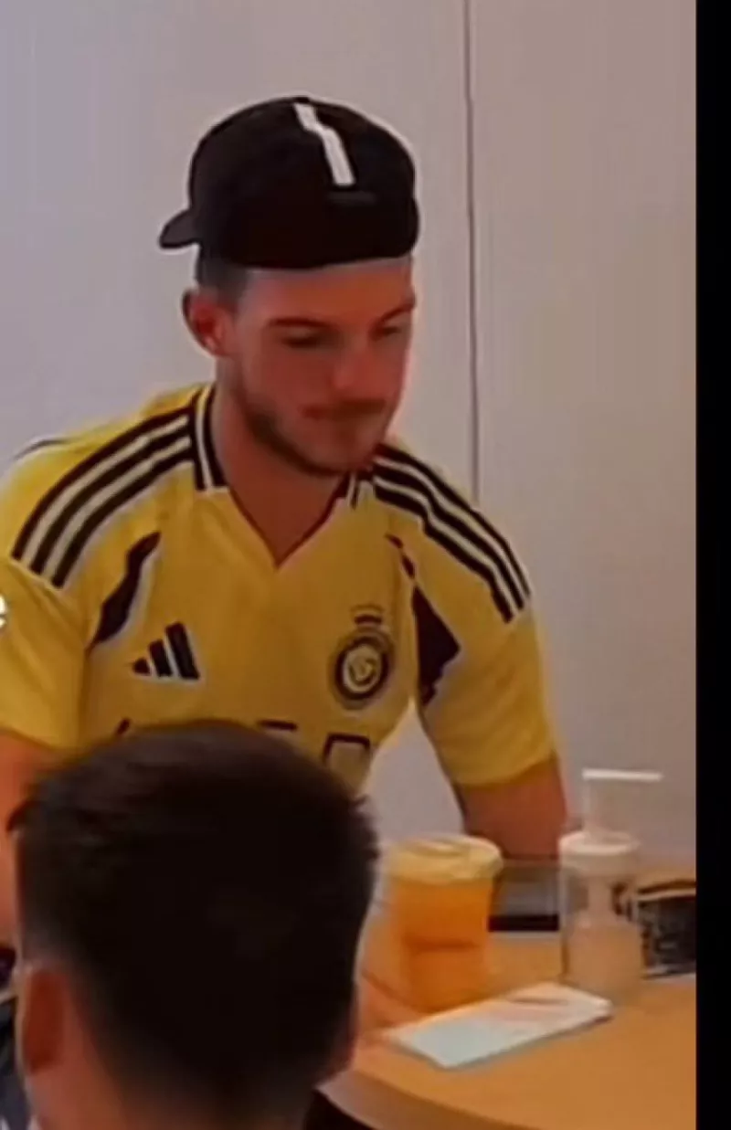 نجم أرسنال "نصراوي" حصريا بالطاقم الجديد.. صورة مثيرة تكشف