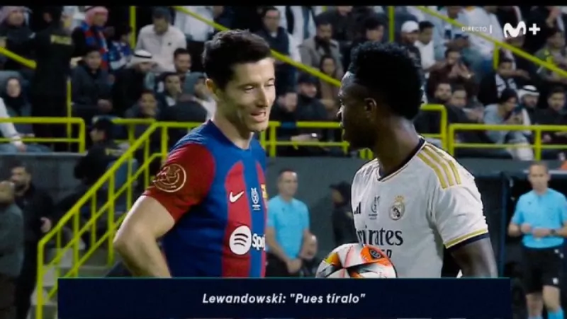 نجم برشلونة "يمازح" فينيسوس بعبارة مثيرة.. ماذا قال؟