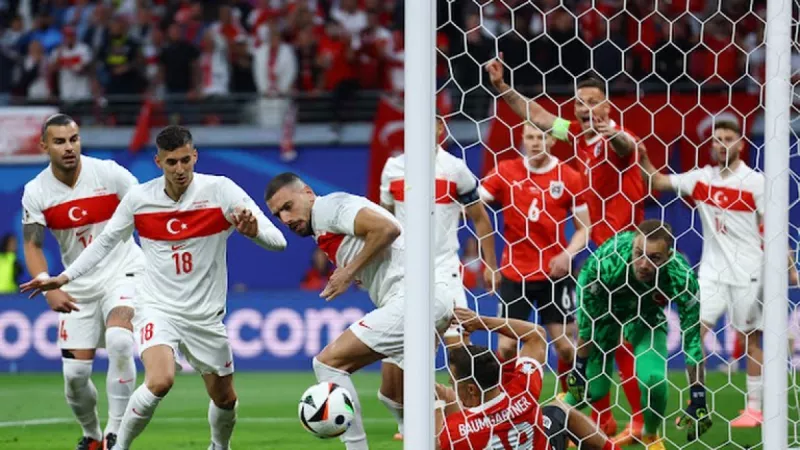 صراع على كرة الهدف الأول بين لاعبي النمسا وتركيا