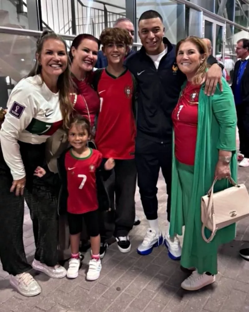 عائلة رونالدو مع مبابي
