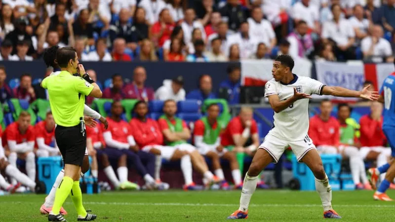 غضب بيلينجهام من حصوله على إنذار في لقاء سلوفاكيا