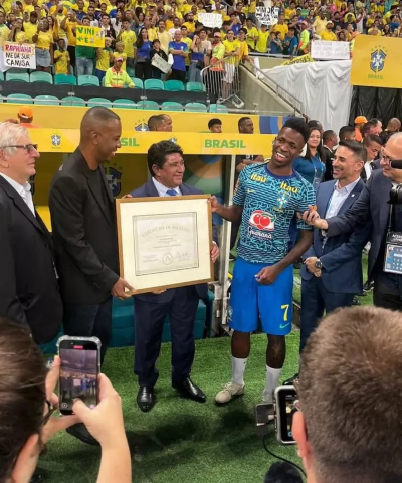 فينيسيوس جونيور ليس برازيلي