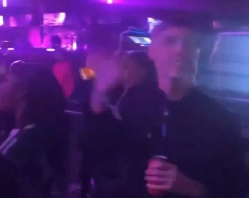 نجم تشيلسي يحتفل بخسارة فريقه في "ملهى ليلي"