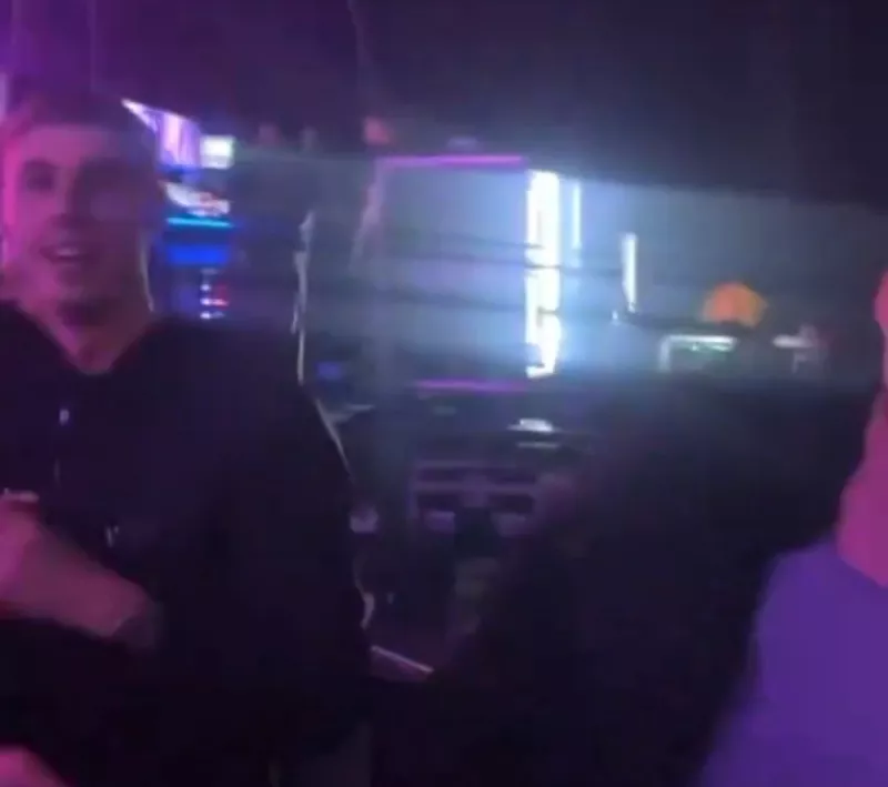 نجم تشيلسي يحتفل بخسارة فريقه في "ملهى ليلي"