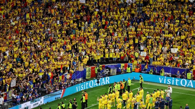 لاعبو رومانيا يودعون الجماهير عقب الخروج من اليورو