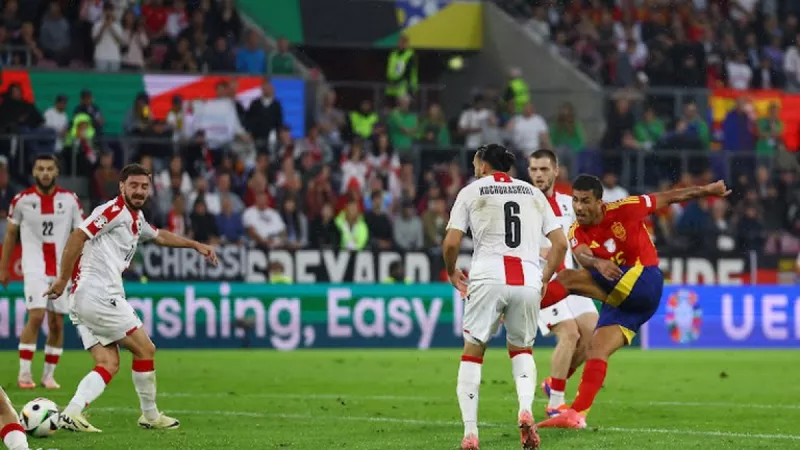 لحظة تسديدة رودري وهدف التعادل لإسبانيا في شباك جورجيا