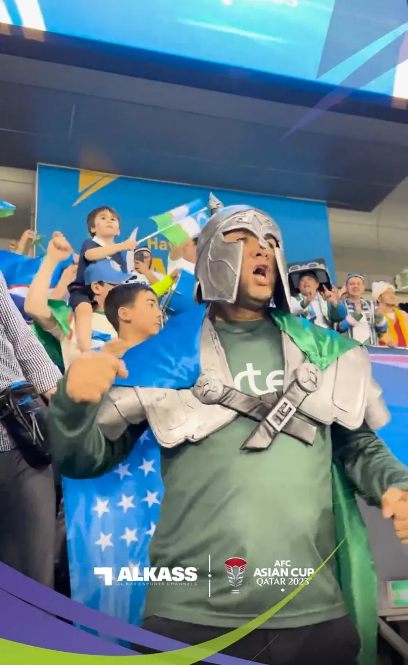 مشجع أوزبكستان بالزي العسكري
