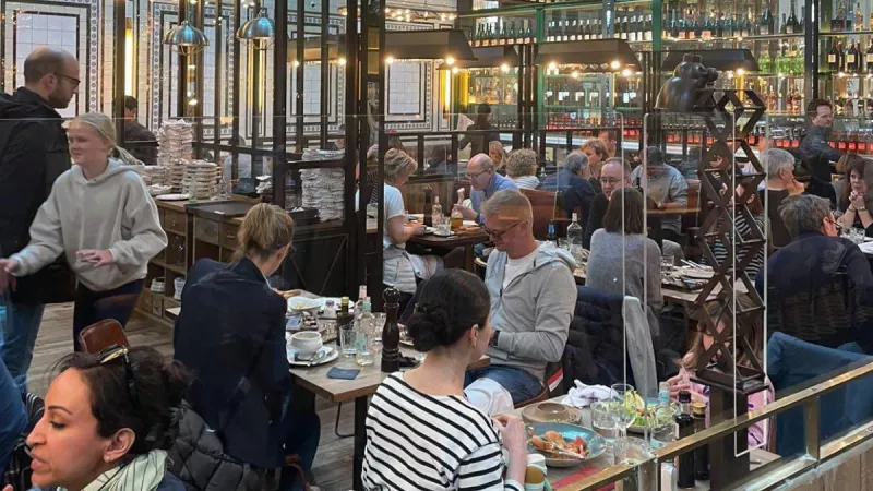 والد هالاند في برشلونة والد نجم مانشستر سيتي في برشلونة