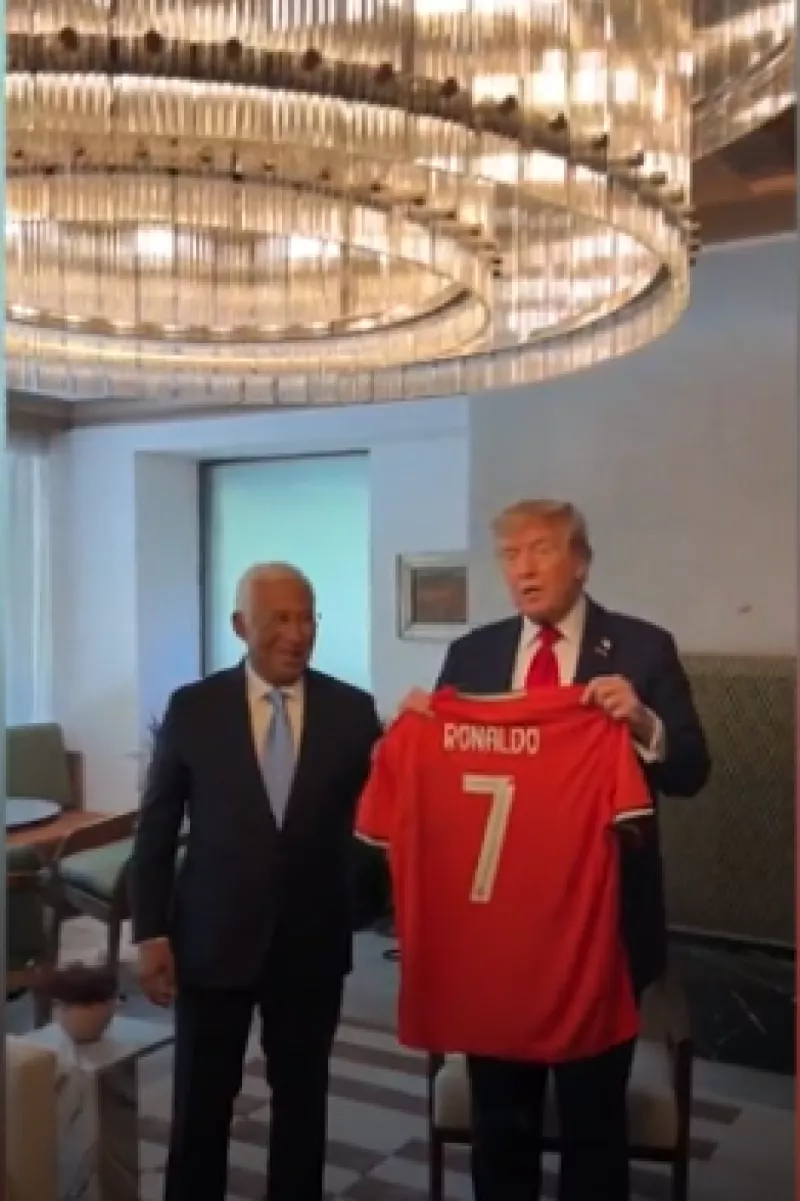 هدية من رونالدو إلى رئيس أمريكا