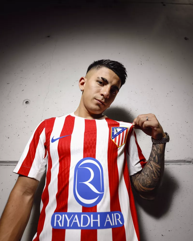 ألمادا بقميص أتليتكو مدريد ألمادا بقميص أتليتكو مدريد